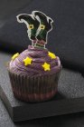 Cupcake decorado com bruxa — Fotografia de Stock