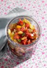 Süßes und saures Gemüse im Glas mit Mango, Pfeffer und Aubergine im Glastopf — Stockfoto
