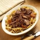 Roasted beef on noodles — Stock Photo