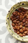 Tigela de sementes de alfarroba — Fotografia de Stock