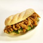 Сэндвич с жареными моллюсками — стоковое фото