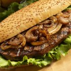 Steak vom Grill und Sandwich — Stockfoto