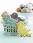 Вид крупным планом украшенных пасхальных печенек и яиц в форме птицы — стоковое фото