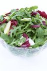 Bol de salade avec roquette et chou rouge sur fond blanc — Photo de stock