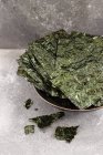 Vista close-up de chips de algas em uma tigela — Fotografia de Stock