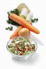 Sopa de verduras, secas y frescas sobre fondo blanco - foto de stock