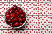 Свежие вишни в миске — стоковое фото