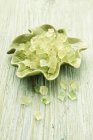 Vista elevada da casca de limão cristalizada em um prato verde em forma de folha — Fotografia de Stock