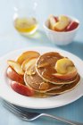 Pancakes with caramelized apples and honey — Stock Photo
