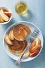 Блинчики с карамельными яблоками и медом — стоковое фото