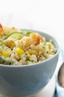 Risotto con gambas y pepino - foto de stock