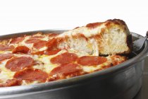 Pepperoni Pizza com fatia na espátula — Fotografia de Stock