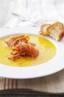 Гарбузовий суп з копченим лососем — стокове фото