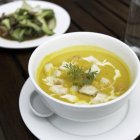 Крупный план тайского супа из желтого карри в миске — стоковое фото