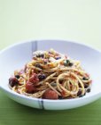 Spaghetti puttanesca with tomatoes — Stock Photo