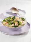 Gnocchi con salmone e broccoli — Foto stock