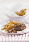 Bifteck de betterave aux chips — Photo de stock
