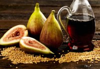 Fresh whole and halved figs — Stock Photo