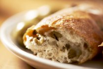 Pão de azeitona em prato — Fotografia de Stock