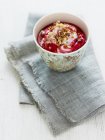 Joghurt mit Himbeercoulis — Stockfoto