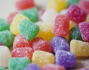 Крупный план цветных капель жвачки в сахаре — стоковое фото