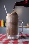 Closeup view of beer pouring into a Root Beer Float — Stock Photo