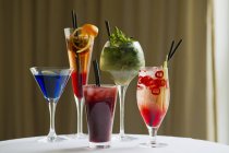 Vari cocktail in bicchieri — Foto stock