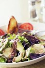 Servire insalata con acciughe — Foto stock