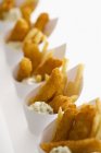 Рыба и чипсы в бумажных конусах — стоковое фото