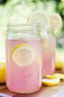 Розовый лимонад в банках — стоковое фото