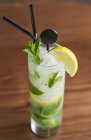 Mojito alla menta in vetro con cannucce da cocktail — Foto stock