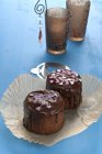 Mini pasteles de chocolate - foto de stock