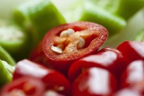 Нарезанный красный и зеленый перец чили — стоковое фото