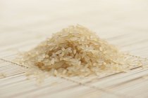 Montón de arroz de grano largo - foto de stock