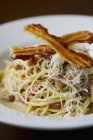 Espaguetis Carbonara con tocino - foto de stock