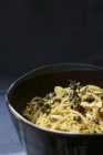 Pasta de espaguetis con limones y piñones - foto de stock