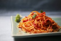 Спагетті з помідорами на тарілці — стокове фото
