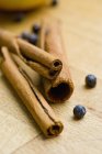 Cinnamon sticks and bay leaves — Stock Photo