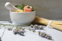 Lavendel und rohe Nudeln — Stockfoto