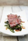 Nahaufnahme von Thunfisch-Sashimi mit Sesam auf Algen — Stockfoto