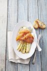 Asparagi arrosto con salmone affumicato — Foto stock