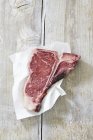 Bifteck cru au t-bone — Photo de stock
