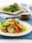 Salada de camarão com espargos e abacate em prato branco sobre toalha azul — Fotografia de Stock