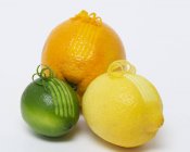 Limão e limão com raspas de ondulação — Fotografia de Stock