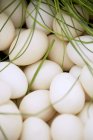 Uova bianche con erba cipollina — Foto stock