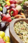 Свежие овощи и деревянная чаша с гречкой и овощами — стоковое фото
