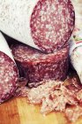 Pezzi di salame italiano — Foto stock