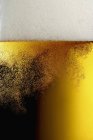 Bolhas em um copo de cerveja — Fotografia de Stock