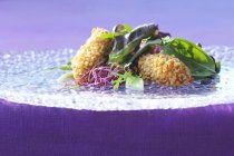 Пельмени с цветным салатом — стоковое фото
