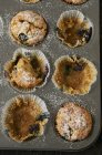Plateau de muffins à moitié mangé — Photo de stock